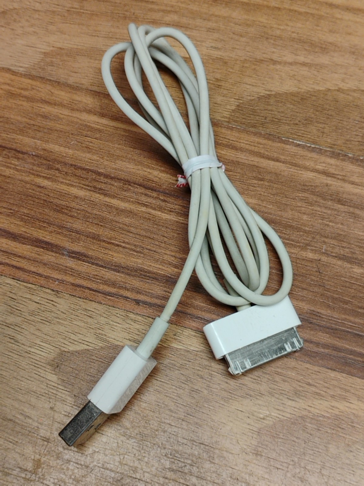 Lot of Mixed Assorted Apple Products Chargers, Cables, Earbuds, Etc All UNTESTED