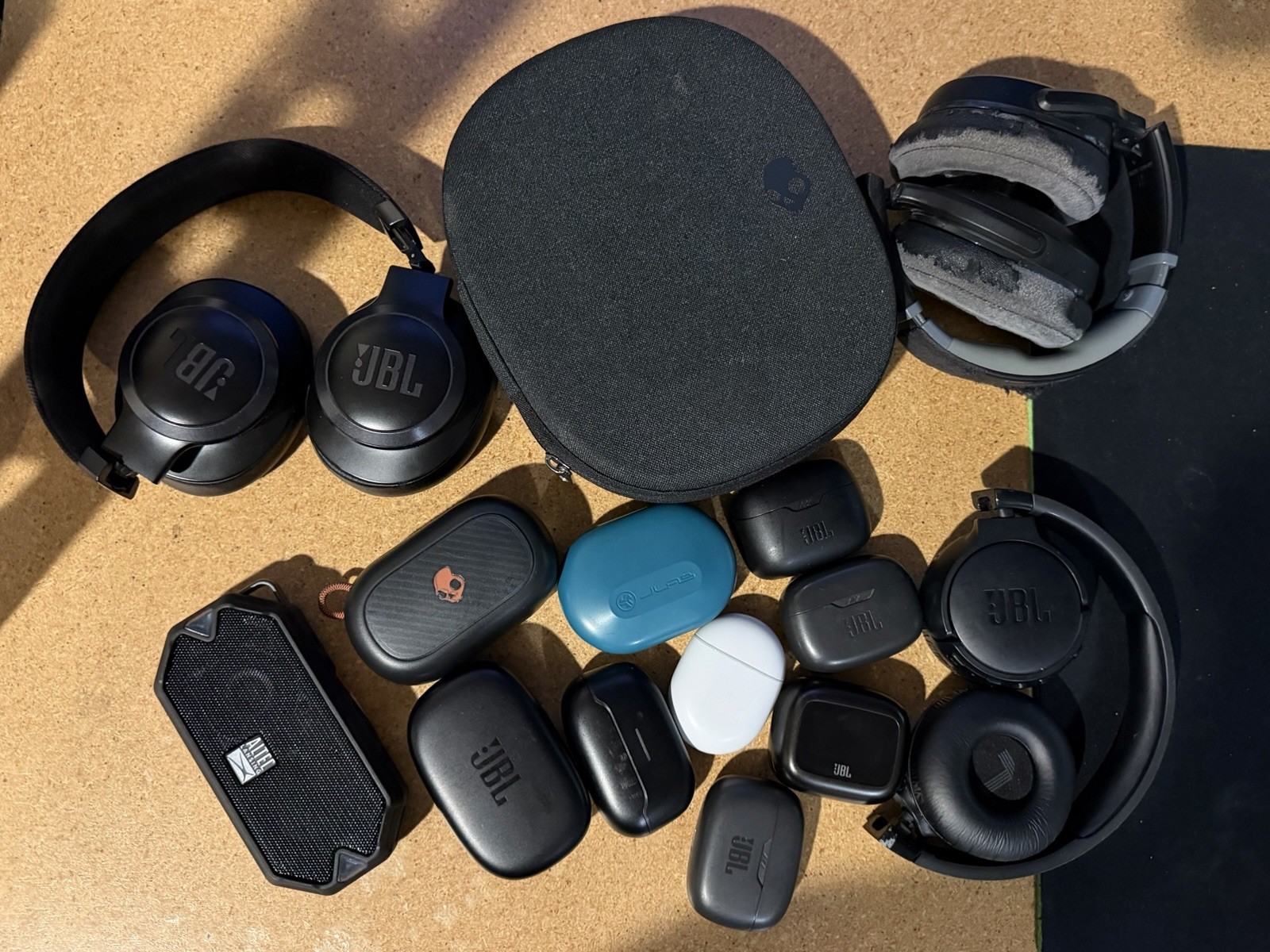 Lot of 14 Headphones And Earbuds – PARTS ONLY NOT WORKING (JBL, skullcandy)