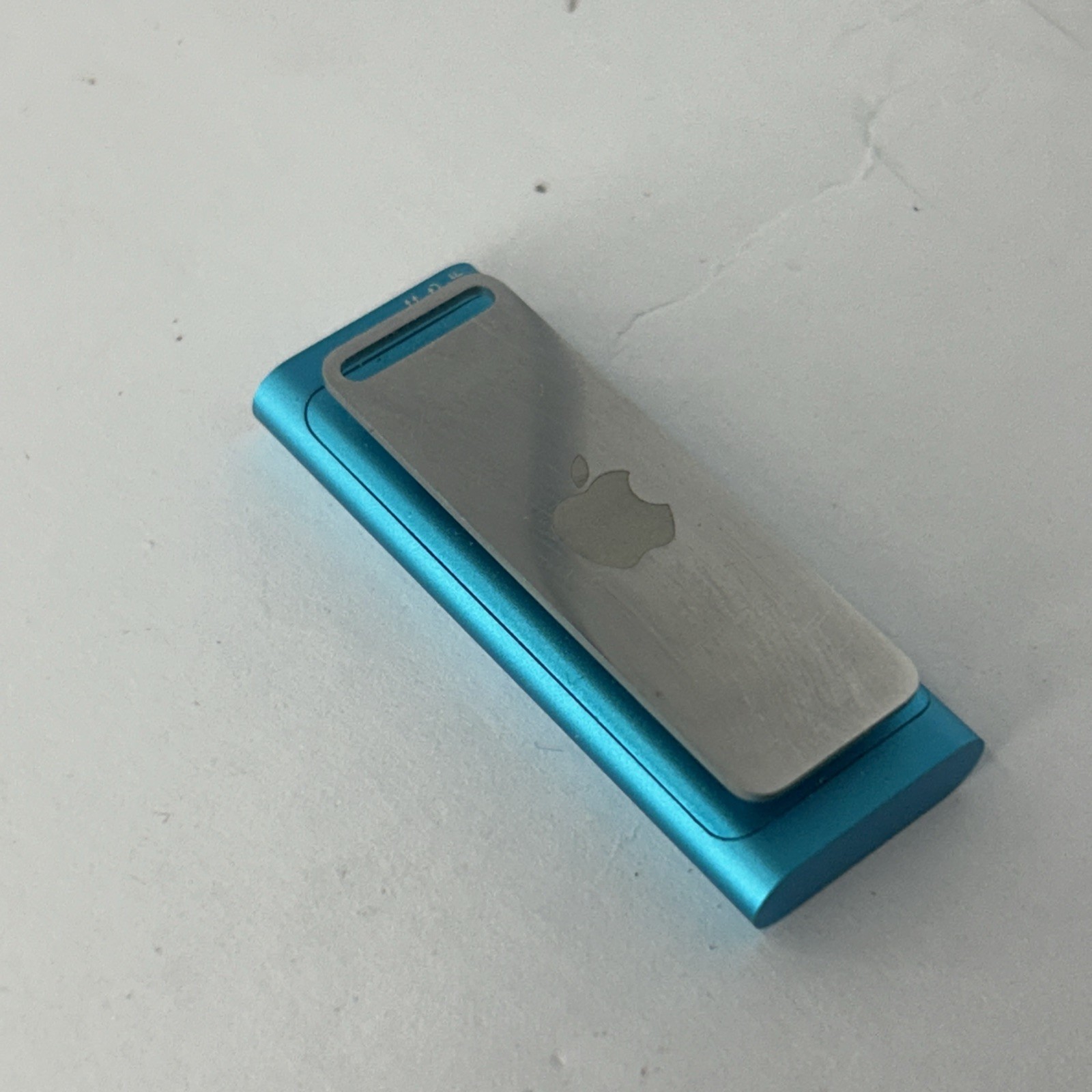 Apple iPod Shuffle 3rd Generation Blue Teal Model A1271 2GB Used With charger