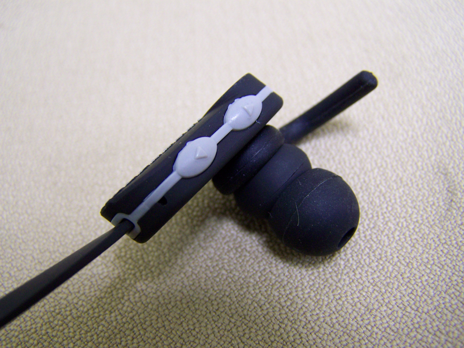 ECKOUNLTD Runner Bluetooth Earphones earbuds Black/White