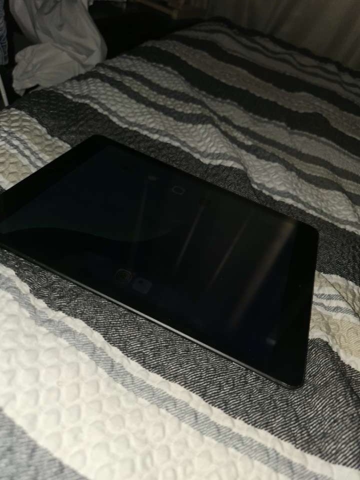 HUGE ELECTRONICS MIXED LOT, Xbox, Apple, Sony (Read description for more info)