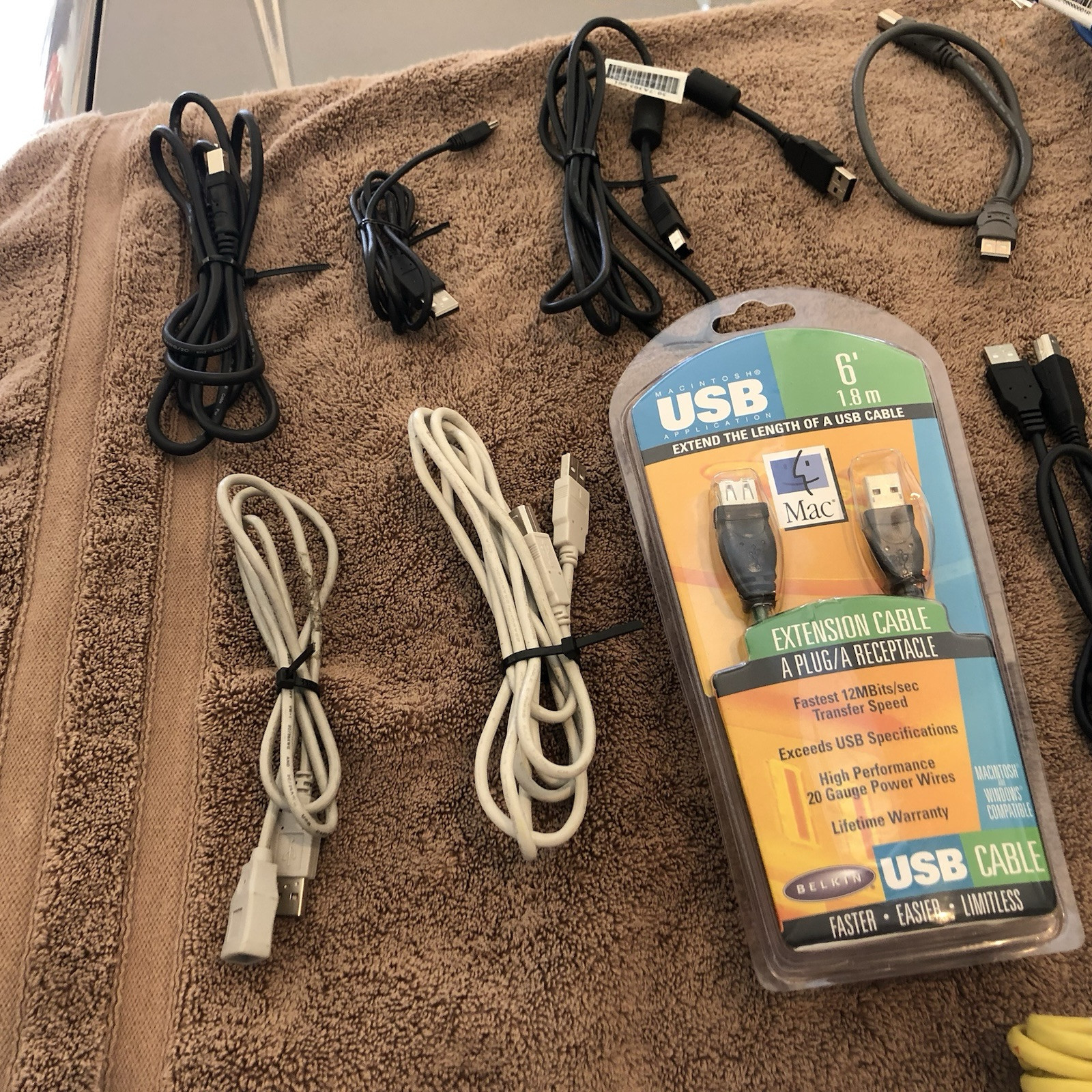 VINTAGE RANDOM MIXTURE OF COMPUTER AND ELECTRICAL ASSESORIES – LOT OF (30) ITEMS