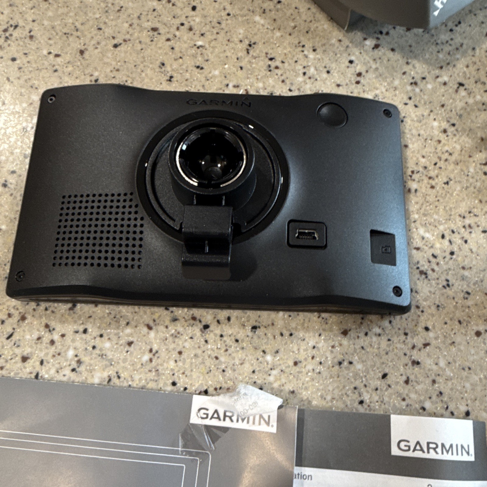Garmin Drive 52 5″ Auto Mountable GPS Navigator Color Screen, Car Charger bundle