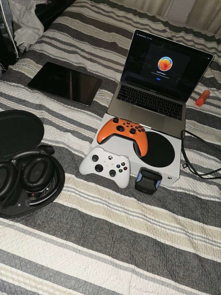 HUGE ELECTRONICS MIXED LOT, Xbox, Apple, Sony (Read description for more info)