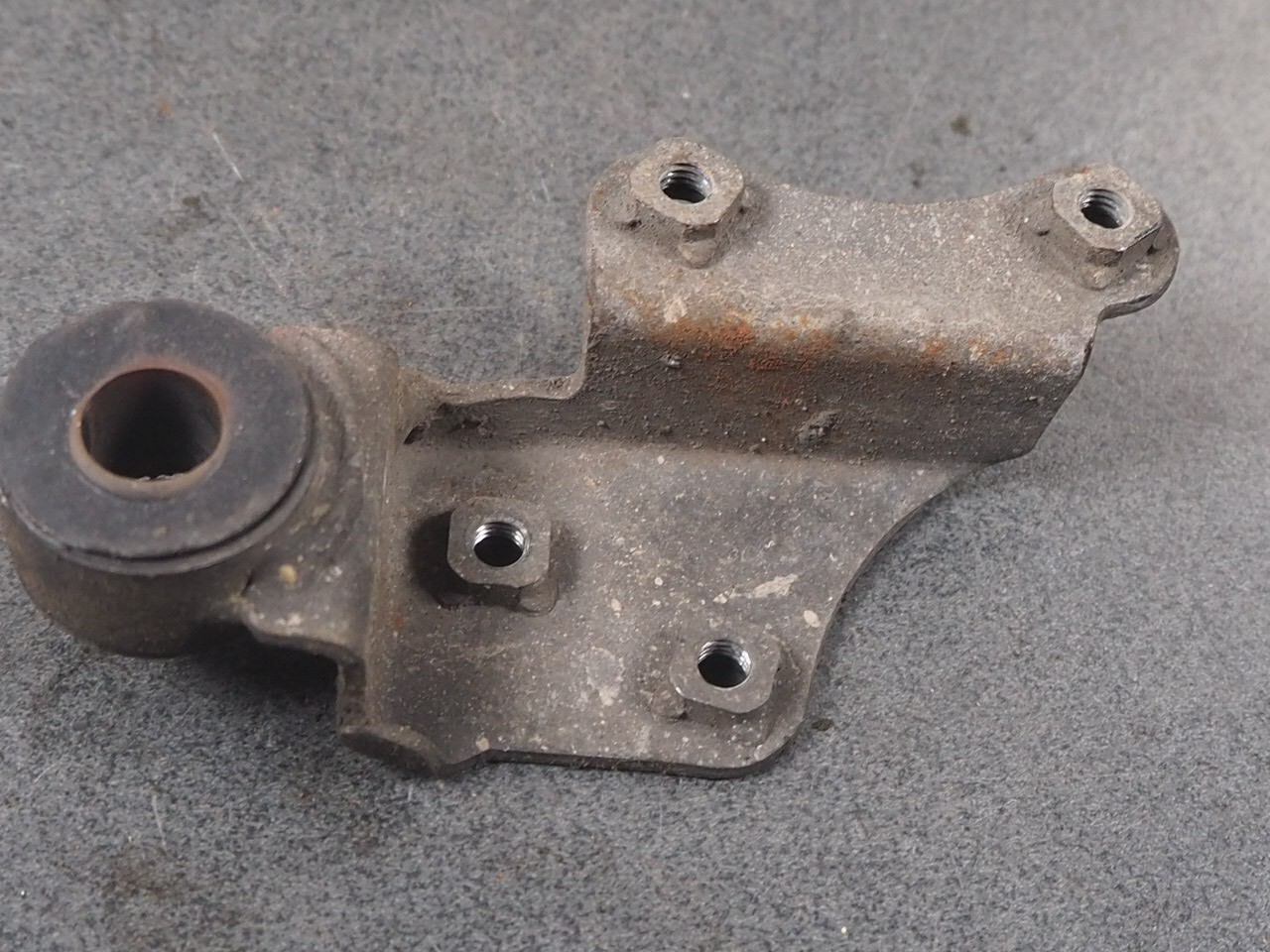 SUZUKI DR800 1992 14745-31D02 BRACKET MANIFOLD SUPPORT 12966