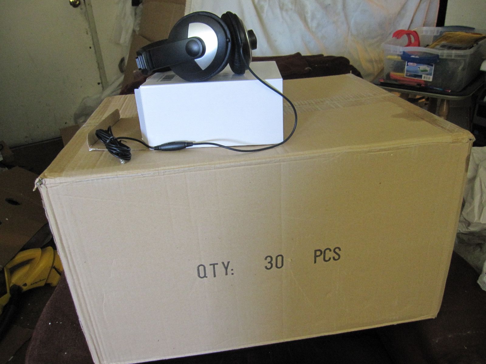 Box Of 30 NEW Big Size Stereo Headphones 6′ Cable With Volume Control 504085-001