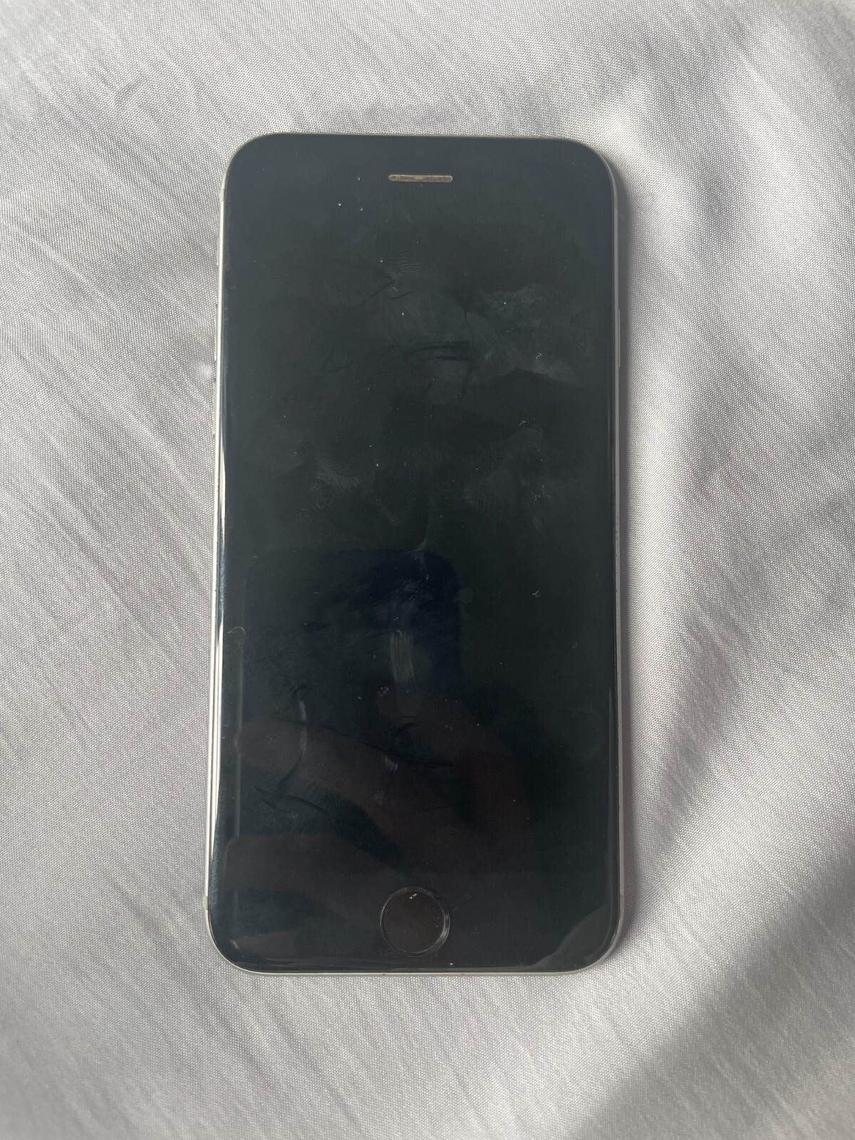 5 Used and Broken Iphones (2 Working, 3 Broken) 