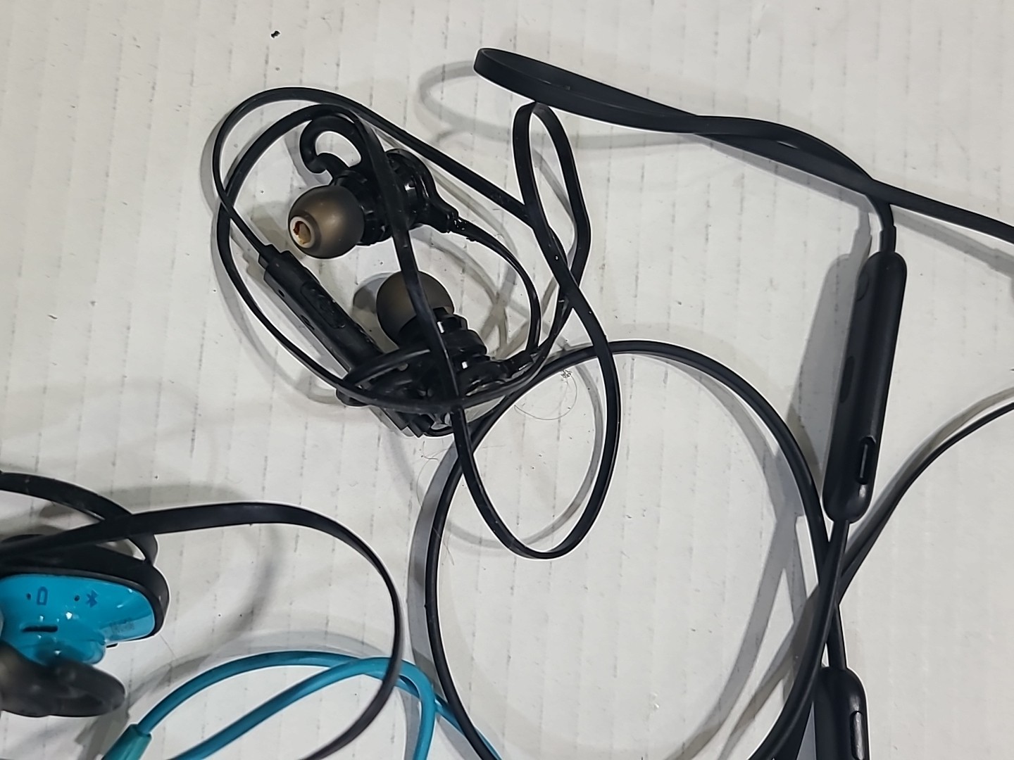 HUGE Mixed Lot of 30 Wireless Headphones Neckband Bose Sony Beats FOR PARTS ONLY