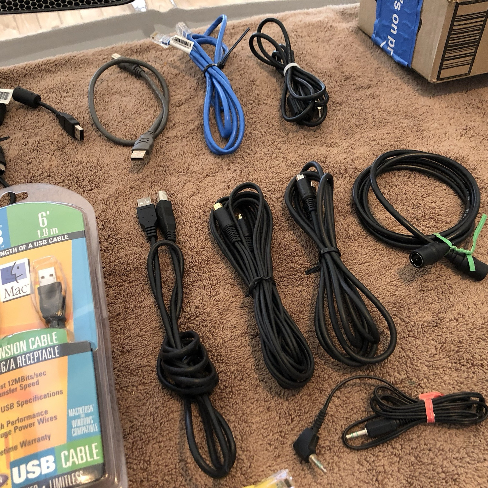 VINTAGE RANDOM MIXTURE OF COMPUTER AND ELECTRICAL ASSESORIES – LOT OF (30) ITEMS