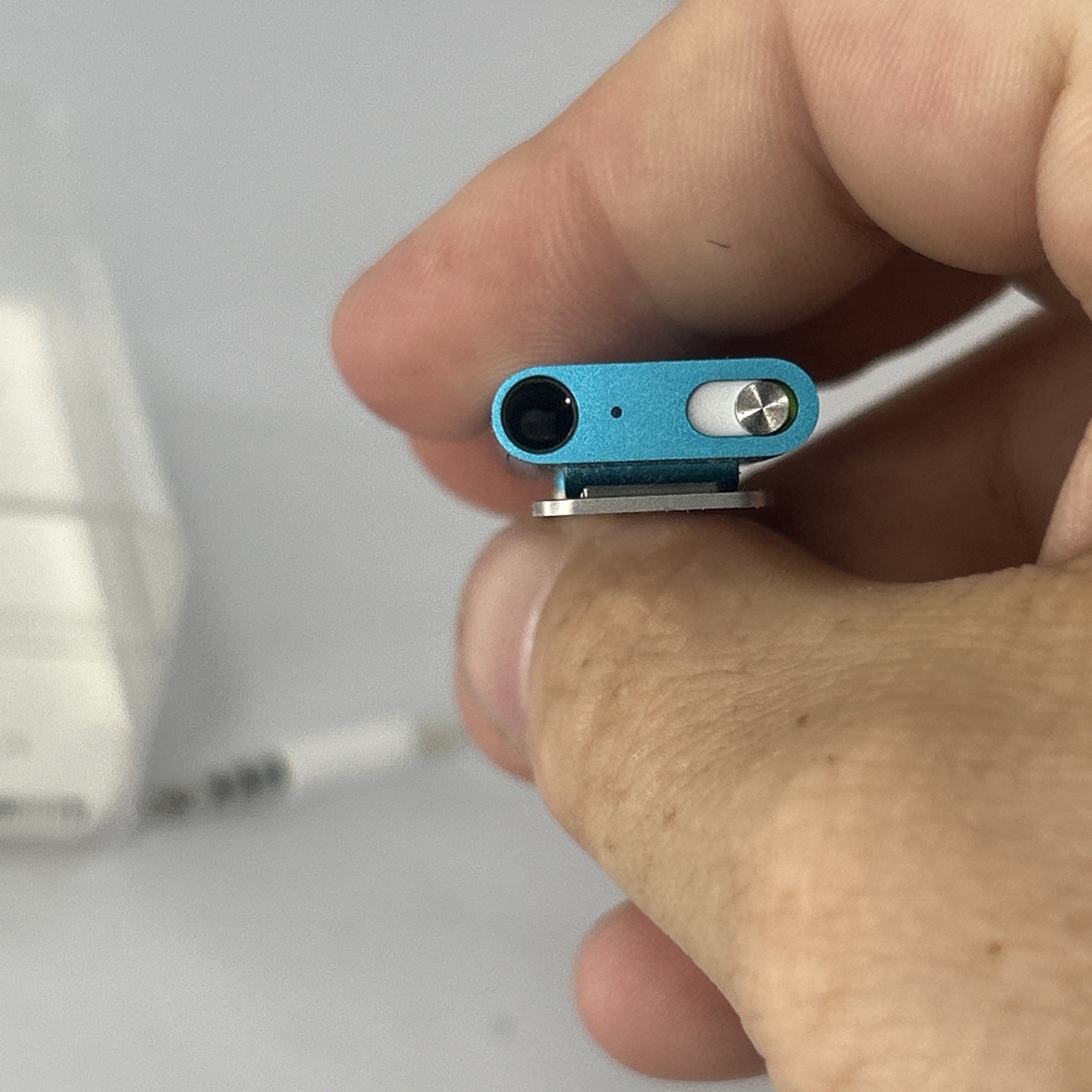 Apple iPod Shuffle 3rd Generation Blue Teal Model A1271 2GB Used With charger