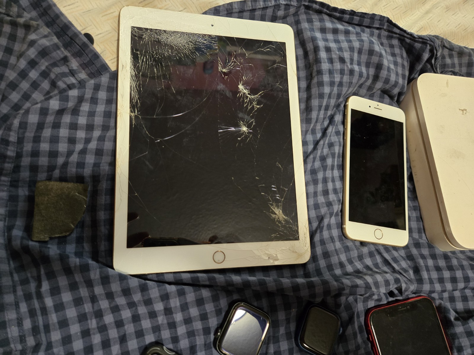 Ipad And Applewatch Lot Random