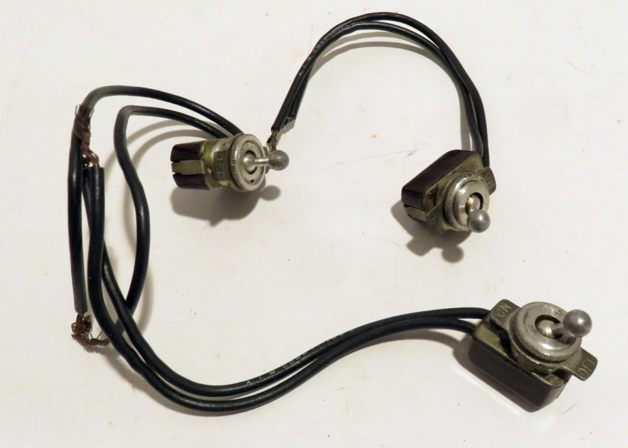TOGGLE SWITCH- SINGLE THROW -3 SWITCHES – VG – W/WIRES – SR101