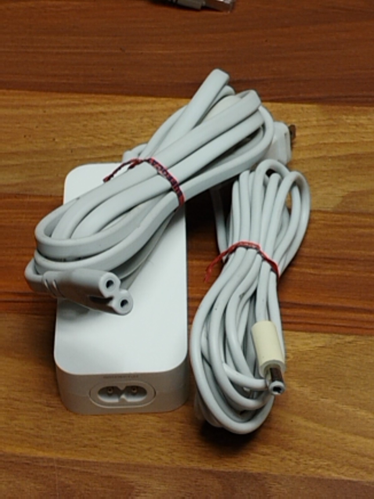Lot of Mixed Assorted Apple Products Chargers, Cables, Earbuds, Etc All UNTESTED