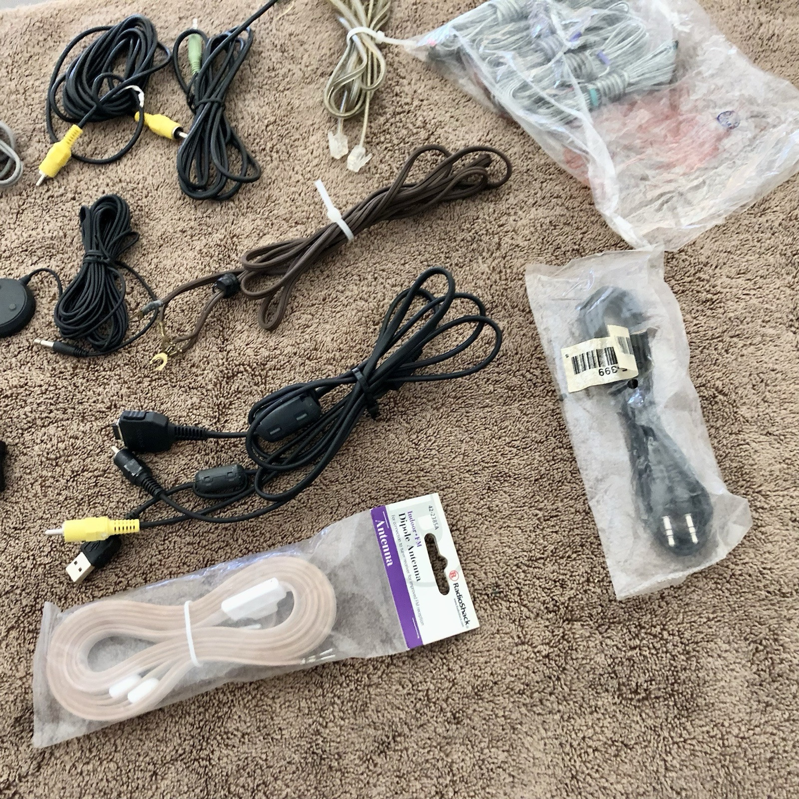 VINTAGE RANDOM MIXTURE OF COMPUTER AND ELECTRICAL ASSESORIES – LOT OF (30) ITEMS