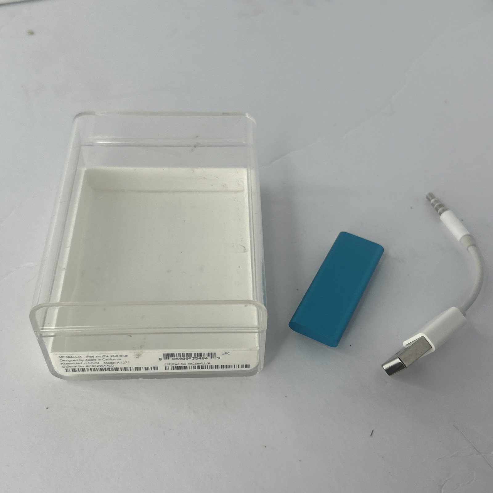 Apple iPod Shuffle 3rd Generation Blue Teal Model A1271 2GB Used With charger
