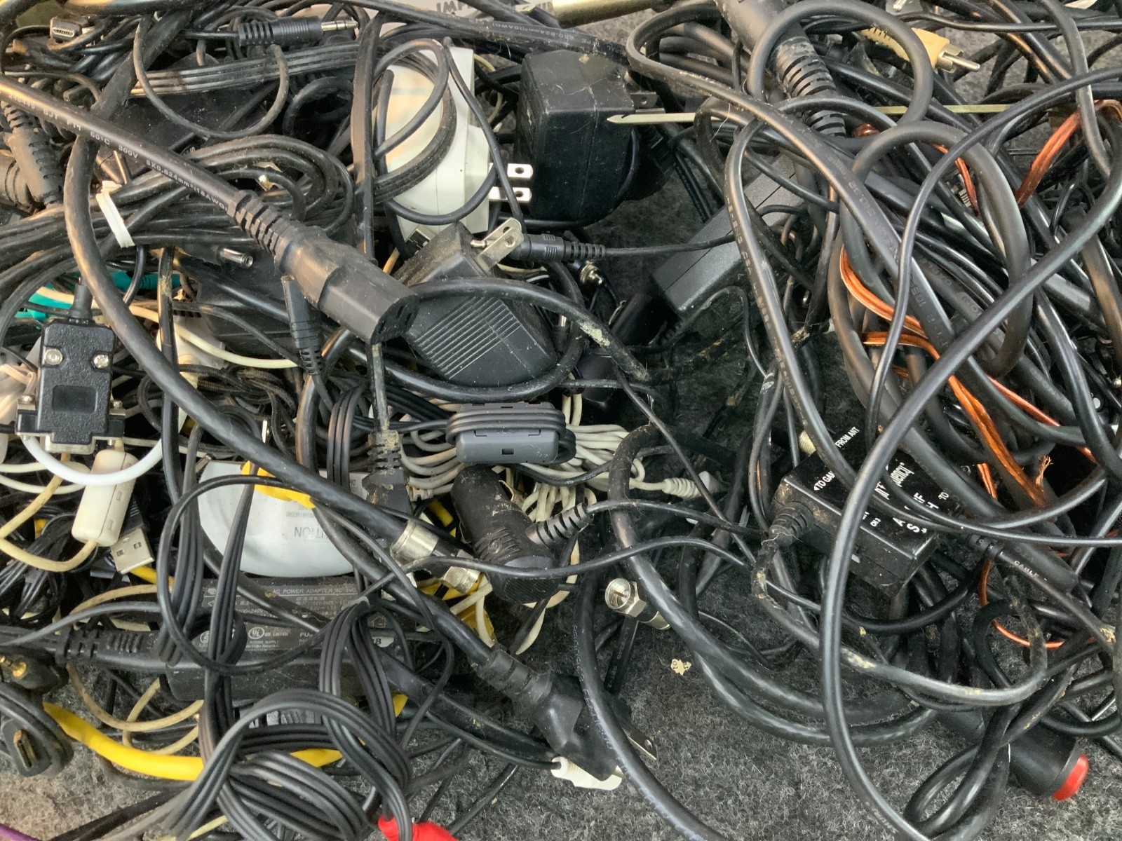 Mixed Lot of Assorted Electronics, adapters, and cables etc…