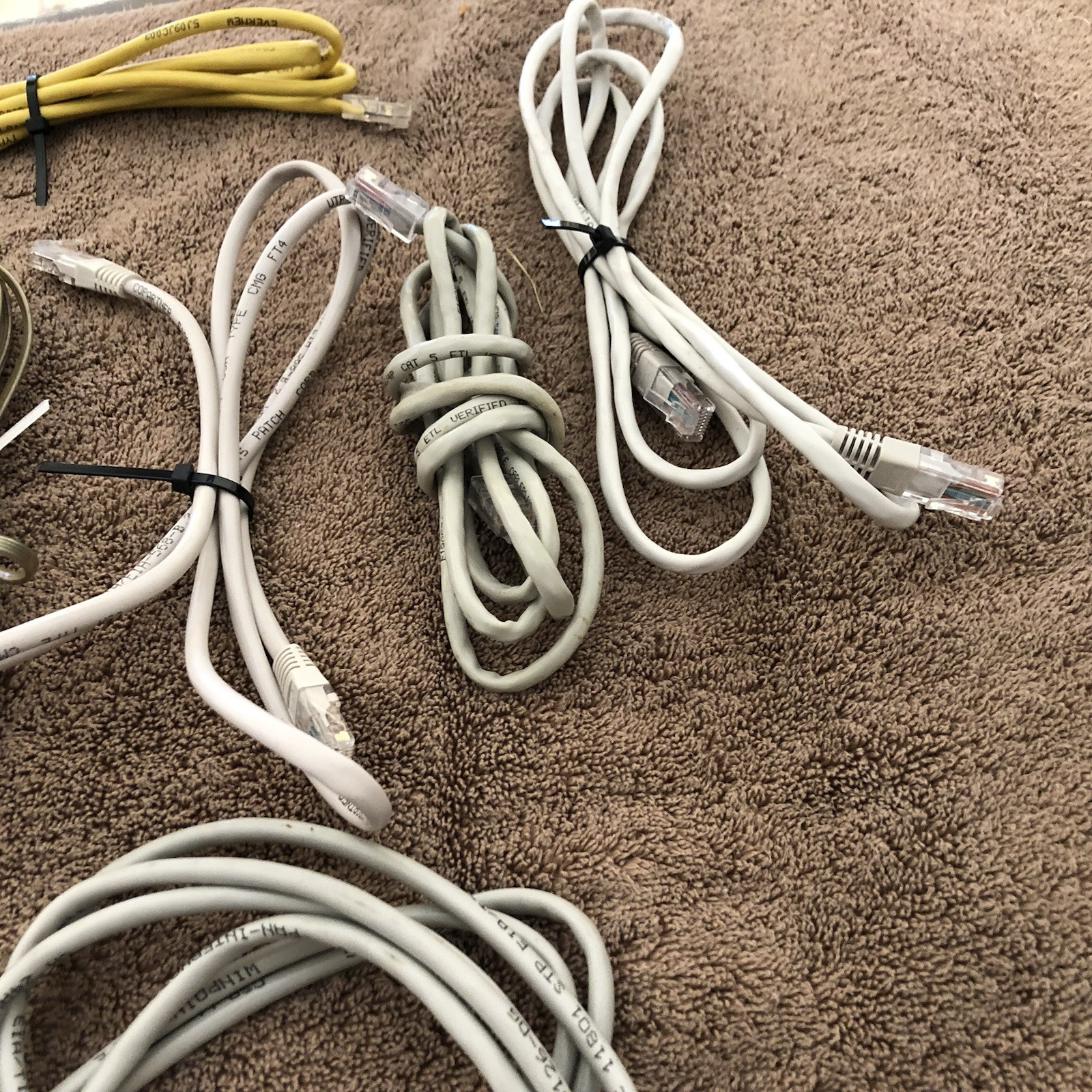 VINTAGE RANDOM MIXTURE OF COMPUTER AND ELECTRICAL ASSESORIES – LOT OF (30) ITEMS