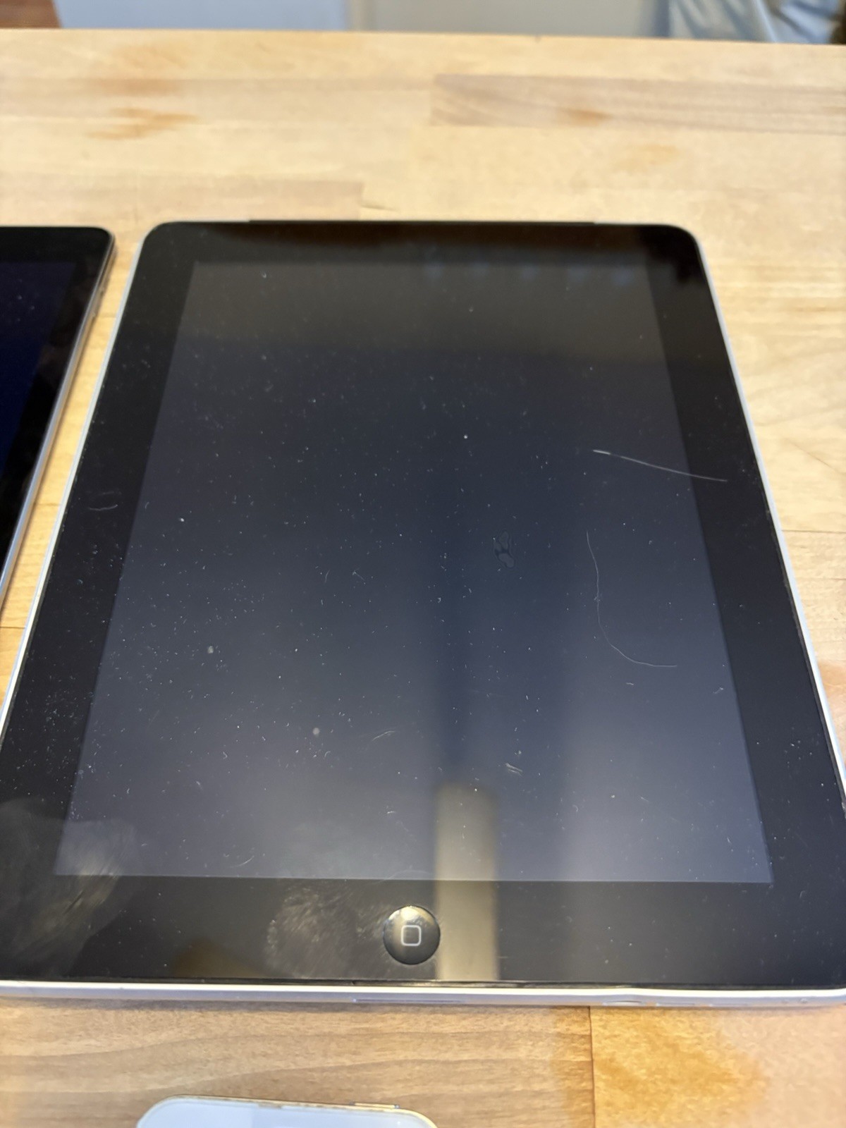 Apple Technology Lot 2 I Pads, 1 I POD, 1 I PHONE 4