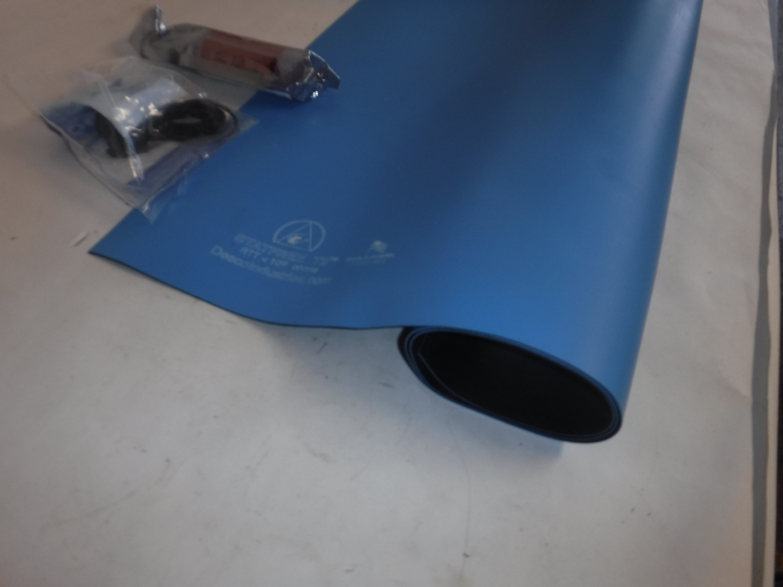 DESCO 66045 Static Protection Rubber Mat, Blue, 24″ x 24″ x 0.06″ (T)