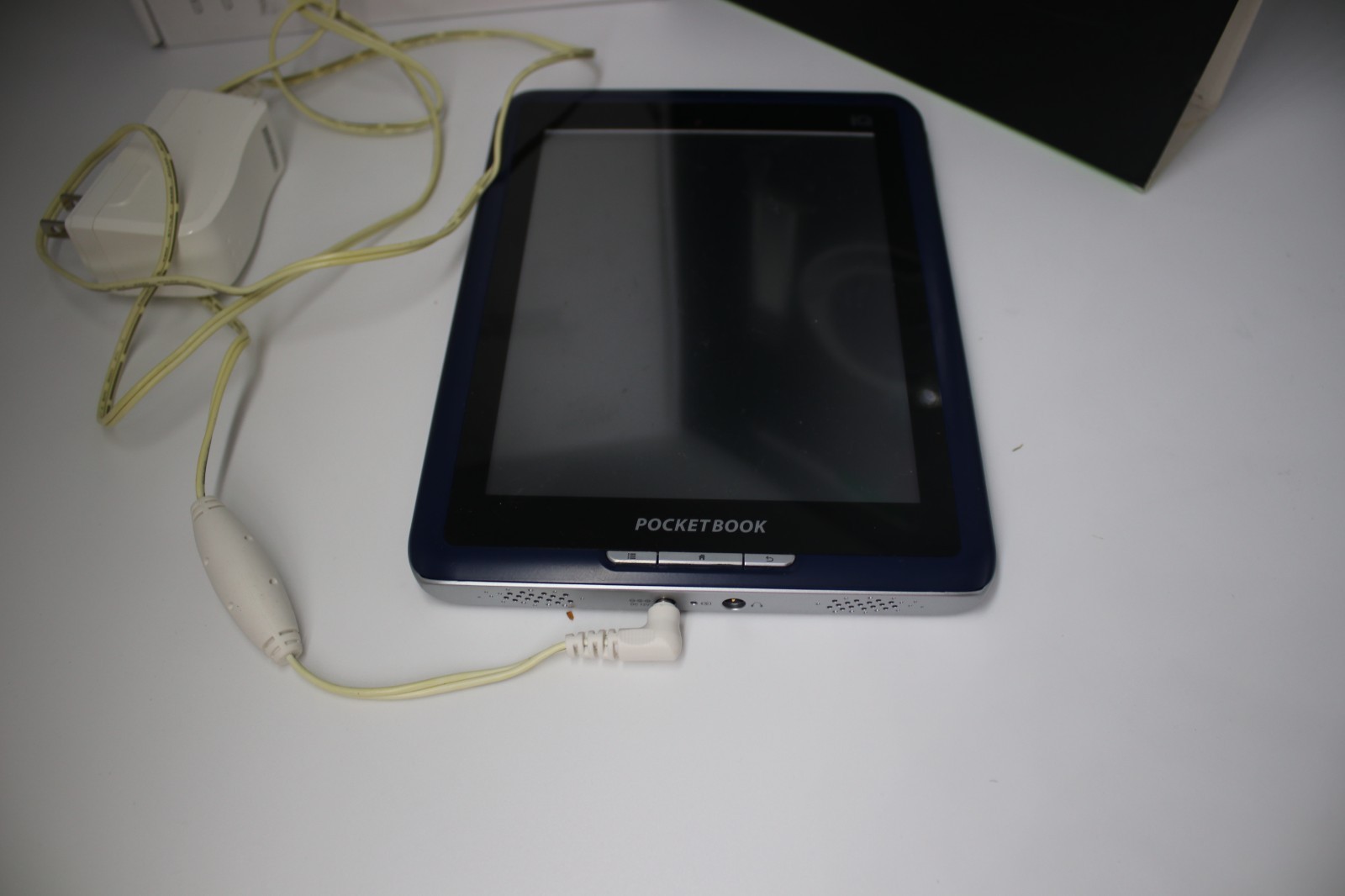 IQ blue navy Pocket Book 701 with charger dark blue pb701dben electronic