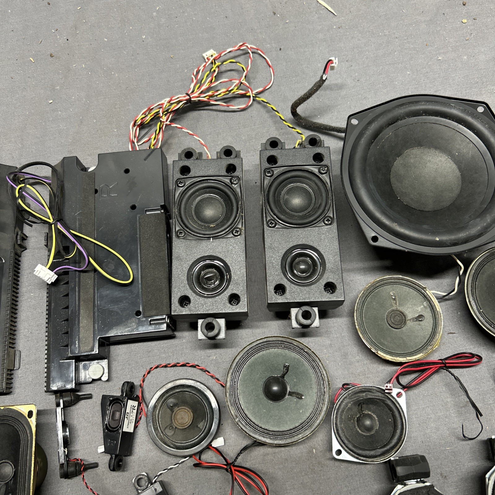 LOT OF 35+ MISC ELECTRONICS SPEAKERS (ALL SPEAKERS ARE UNTESTED AND SOLD AS IS)