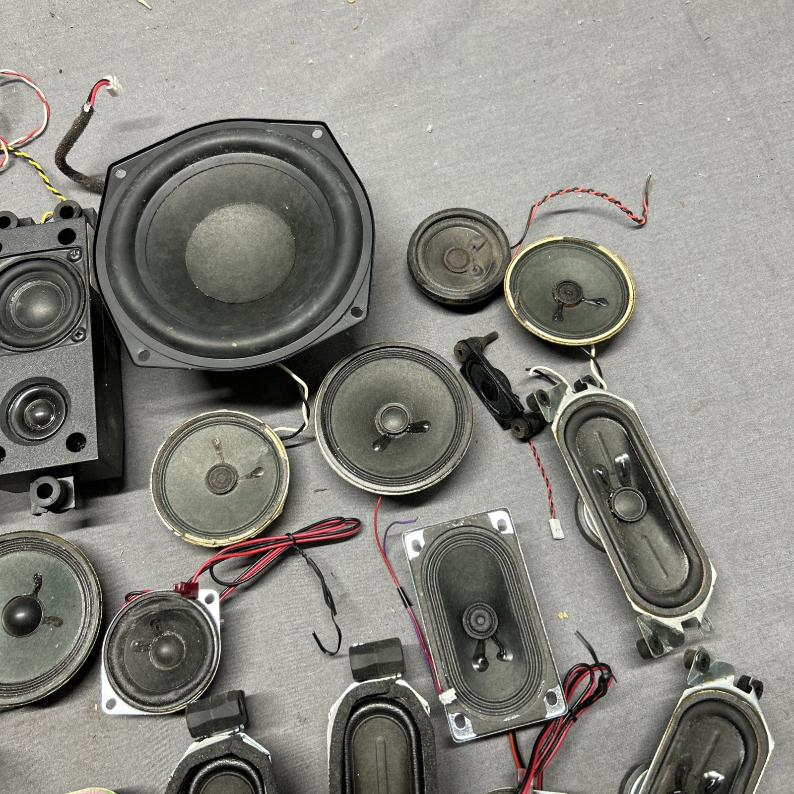 LOT OF 35+ MISC ELECTRONICS SPEAKERS (ALL SPEAKERS ARE UNTESTED AND SOLD AS IS)