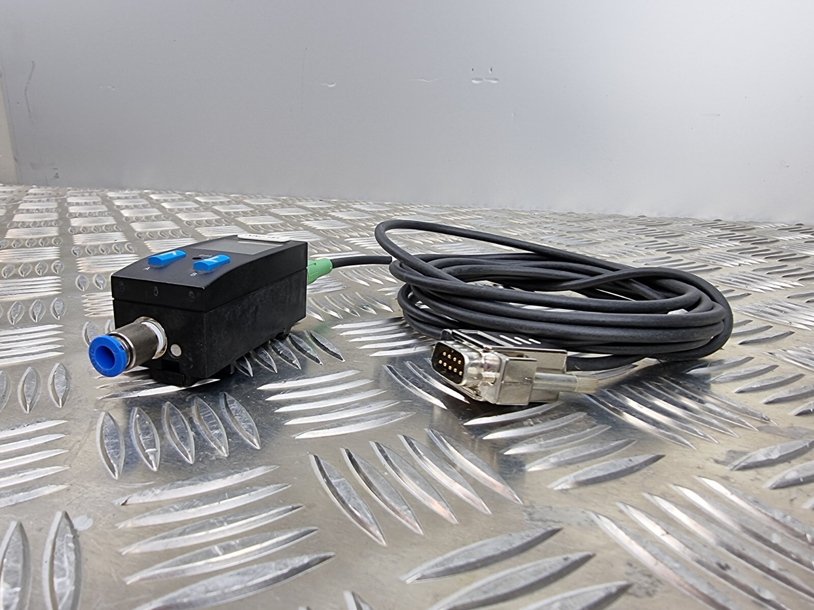 Festo pressure sensor SDE1-D10-G2-H18-C-P1-M8 with cable