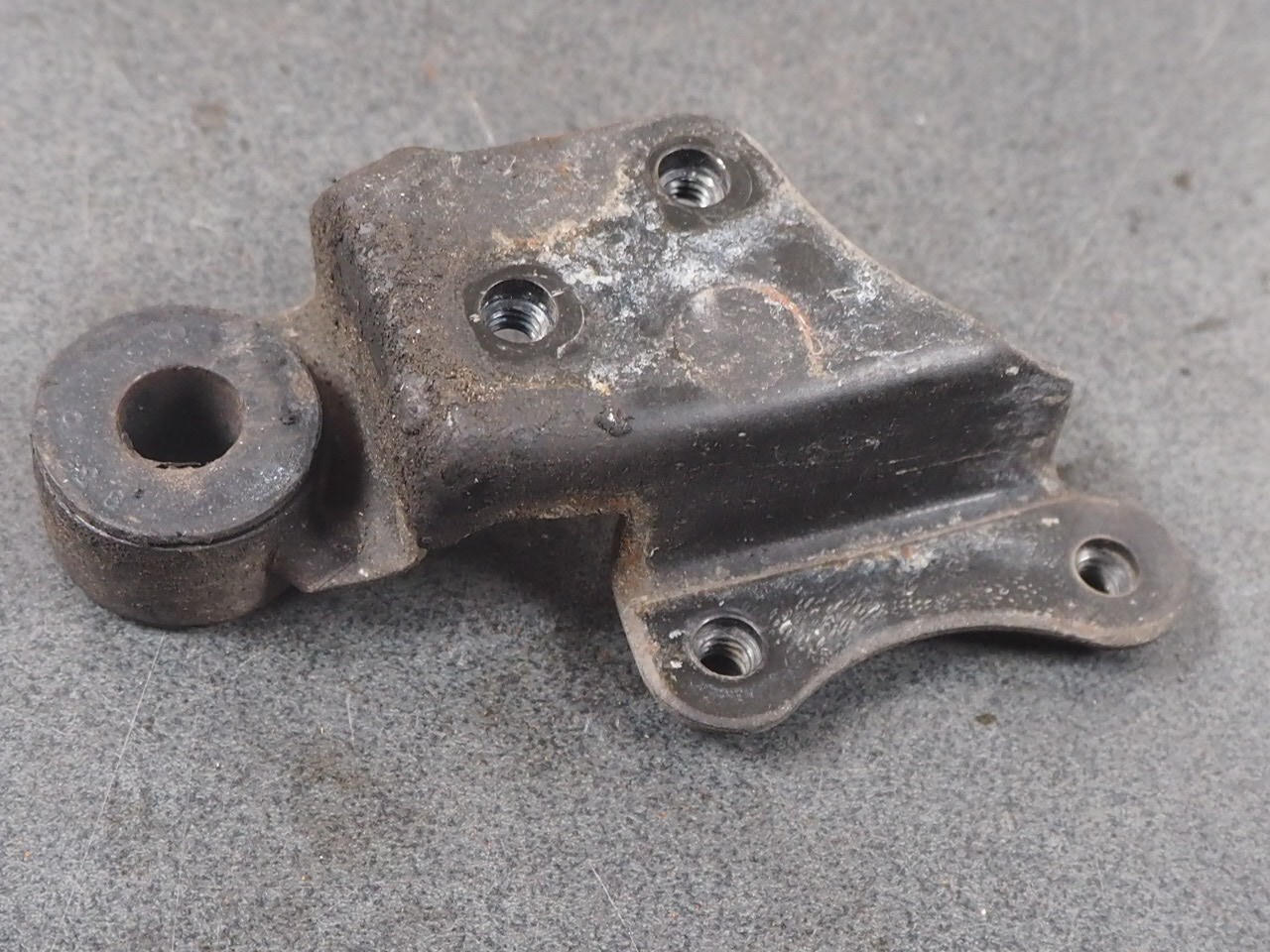 SUZUKI DR800 1992 14745-31D02 BRACKET MANIFOLD SUPPORT 12966
