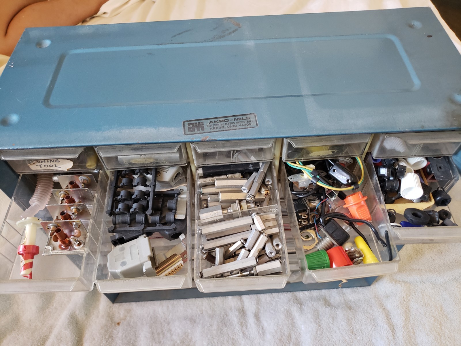 ELECTRONICS BUSINESS MAN TOOL BOX FULL OF ELECTRONICS 10 ROLLS/50 DRAWS FULL