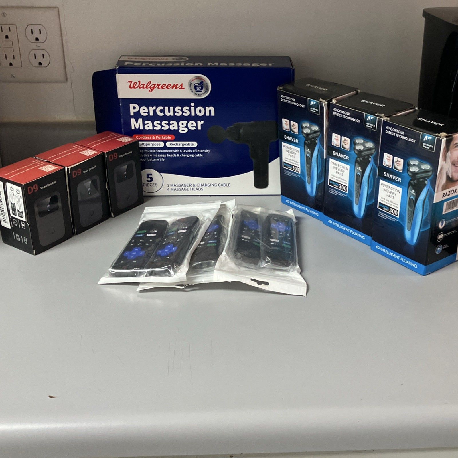 Electronics lot 3 shavers 5 Roku tv remotes 3 D9 doorbell WiFi cameras + massage