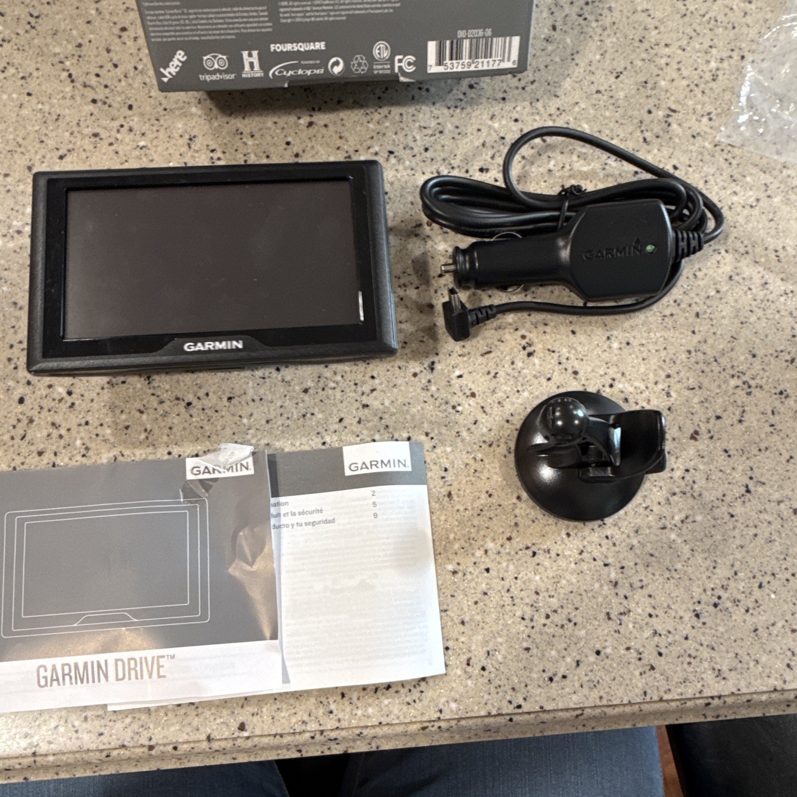 Garmin Drive 52 5″ Auto Mountable GPS Navigator Color Screen, Car Charger bundle