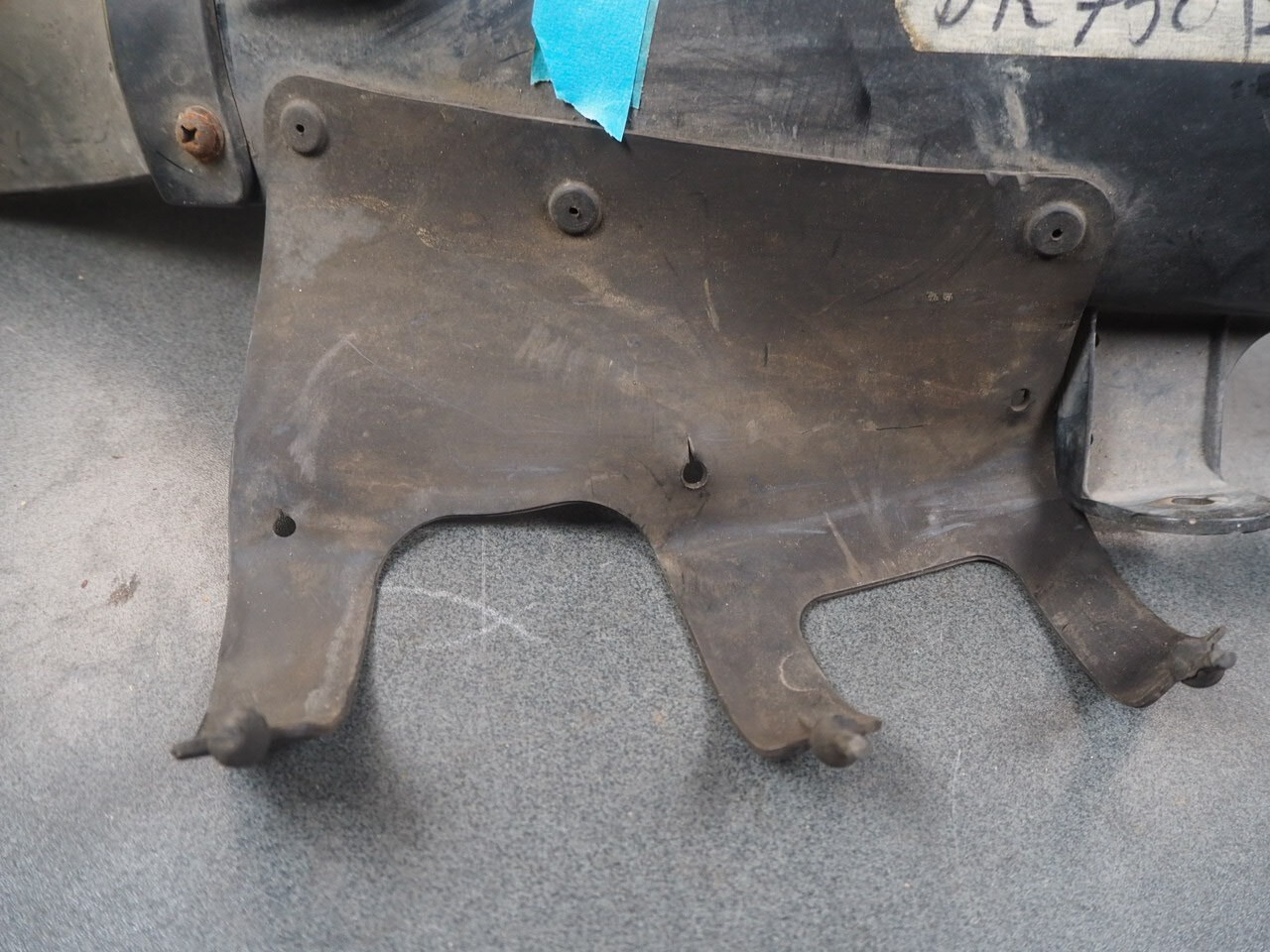 SUZUKI DR750 1988 63112-44B00 INNER FENDER B REAR 12757