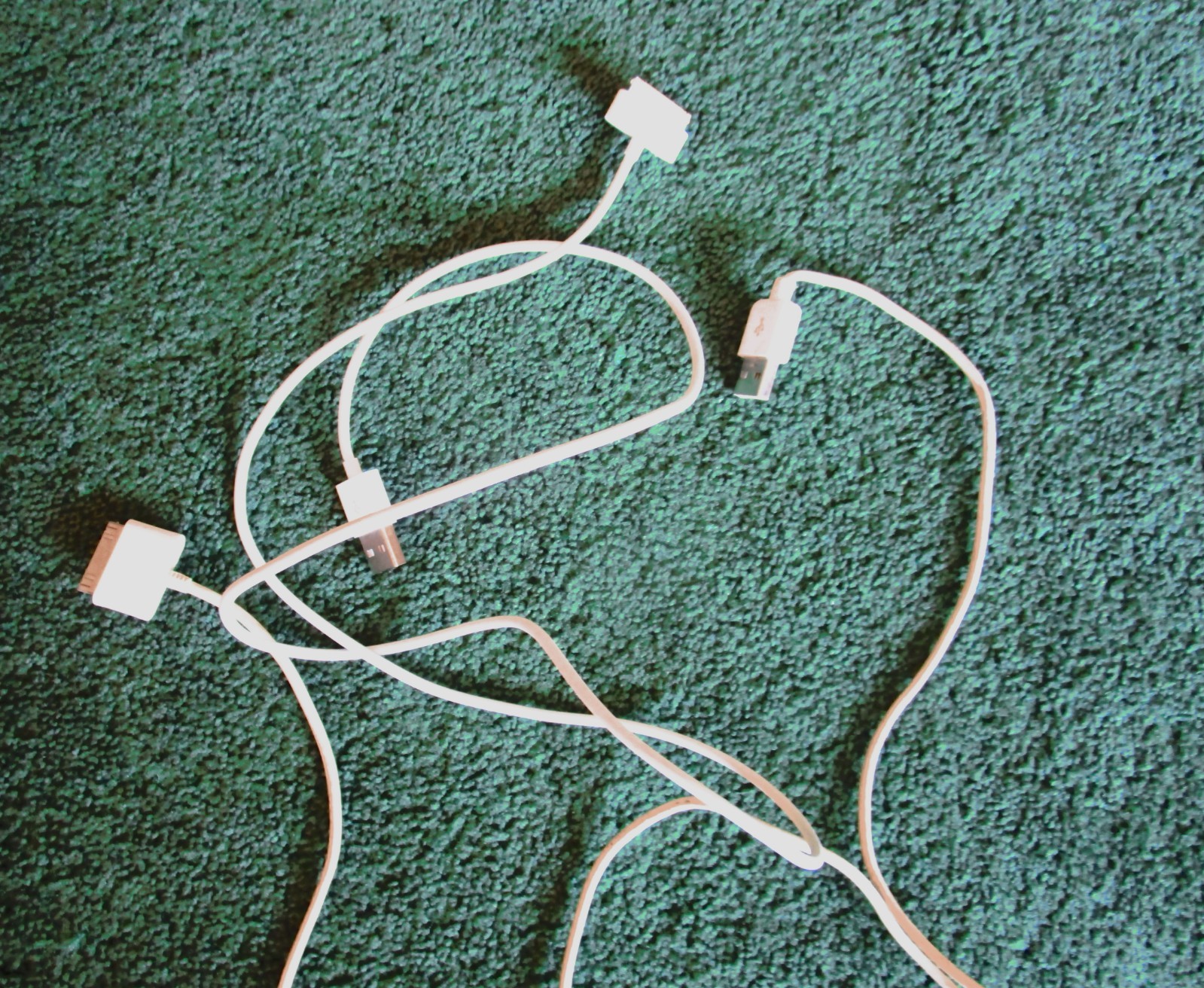 LOT OF 7 VARIOUS UBC CORDS-MOSTLY APPLE–BONUS NEW APPLE EAR PODS
