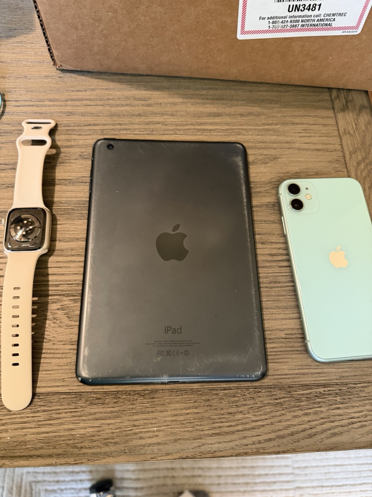Apple Mixed Lot iPhone 11 64GB Green + iPad mini 16GB Wi‑Fi + Watch S7 41mm