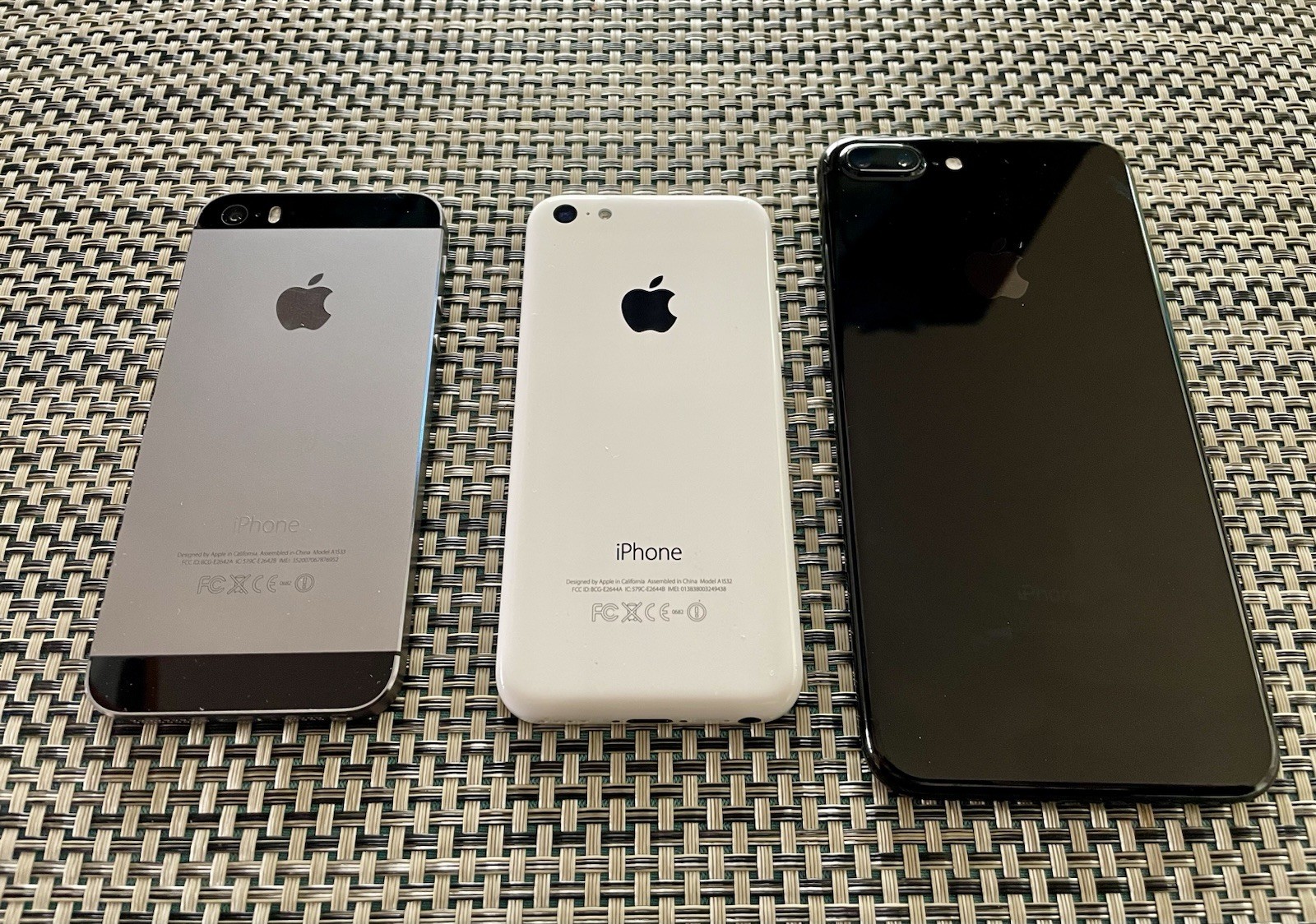 Apple iPhone Lot: 5s 16GB, 5c 16GB, 7 Plus 128GB 5.5″ Touchscreen