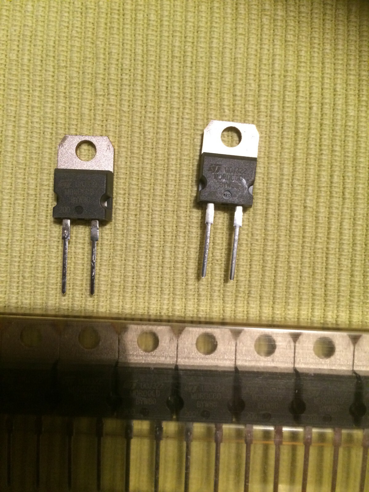 15 pcs BYW80-200 – ST Microelectronics Diode (TO-220)