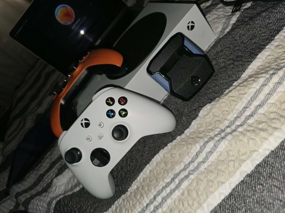 HUGE ELECTRONICS MIXED LOT, Xbox, Apple, Sony (Read description for more info)