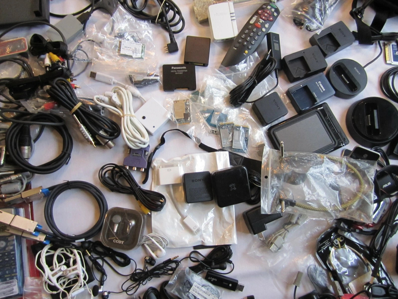 Mixed Lot of Electronics, remotes, battery chargers etc. L