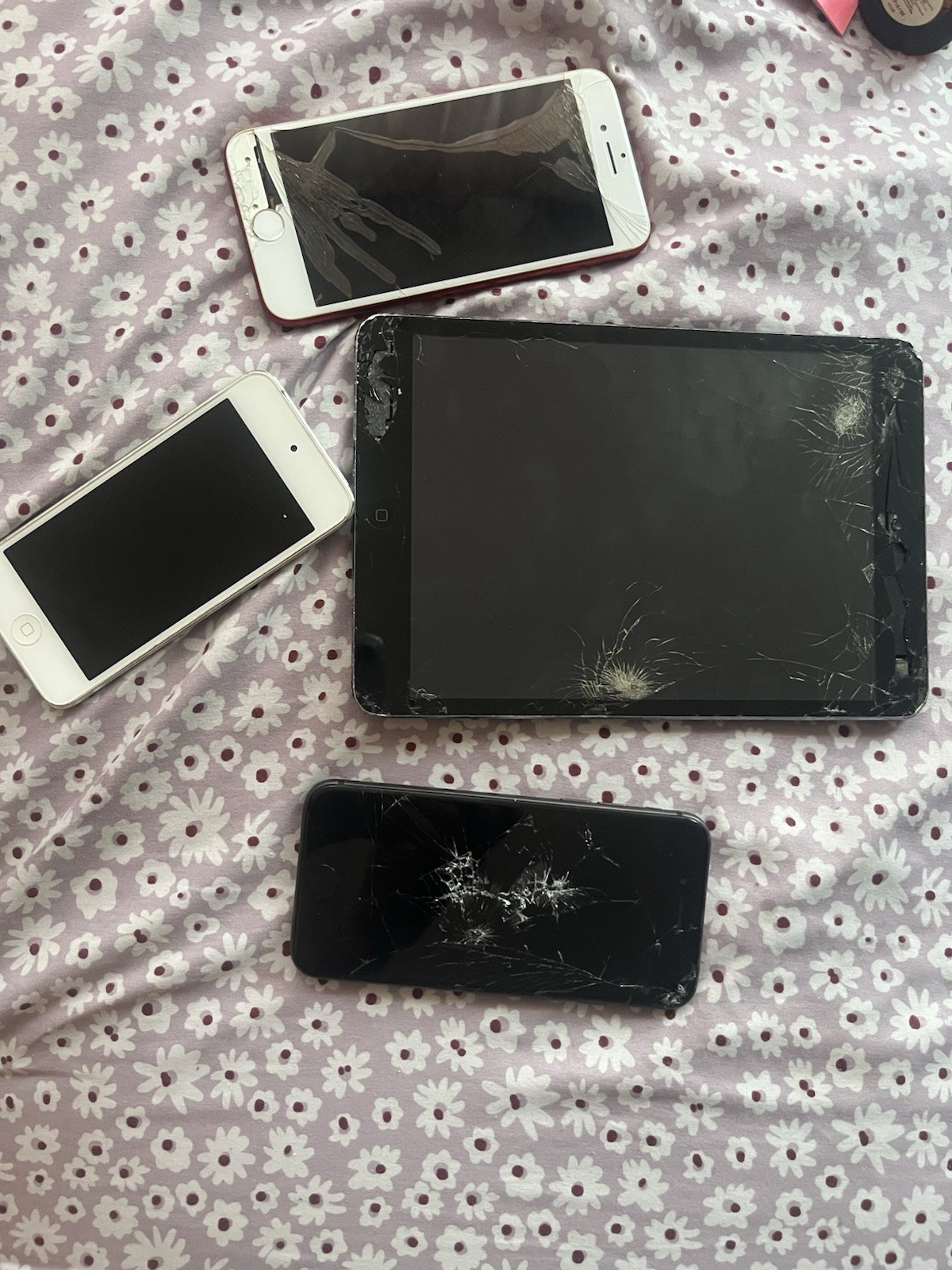 Mixed Lot Of Apple Products. !!!Parts Or Repair As Is Sale Cracked Screen