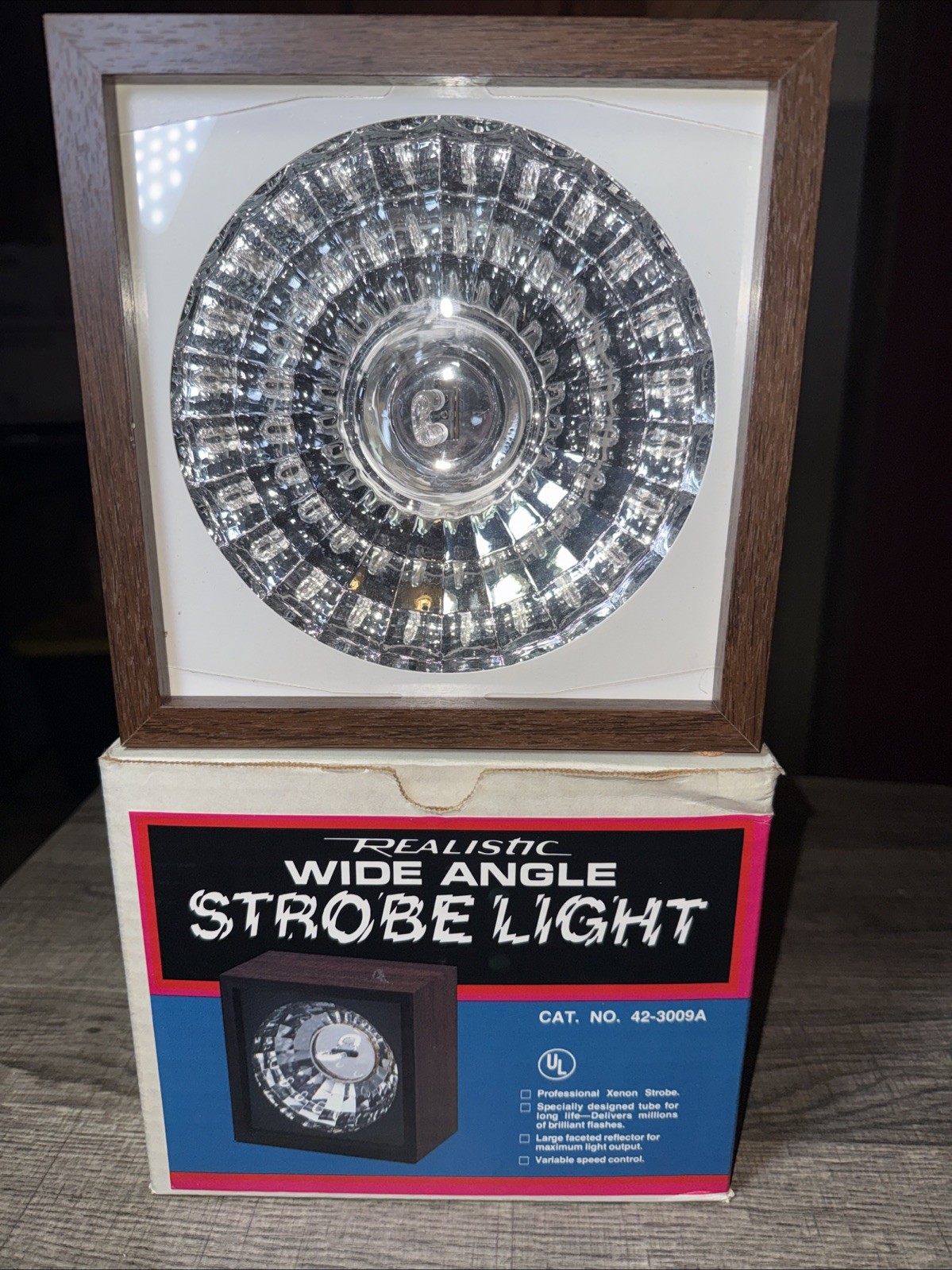 Vintage Realistic Wide Angle Strobe Light Walnut Veneer Finish 42-3009A w/ Box
