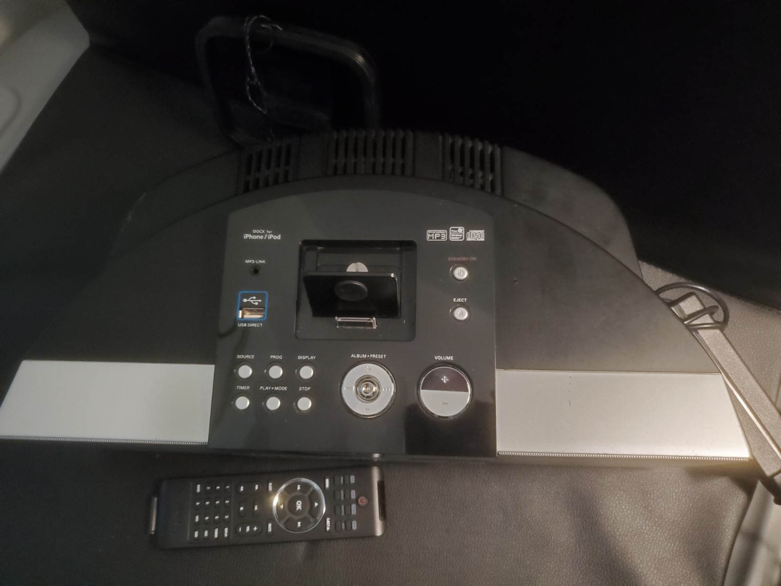 Philips ipod Docking System DCM 250/37 with Remote and AC/DC Power Adapter Silve