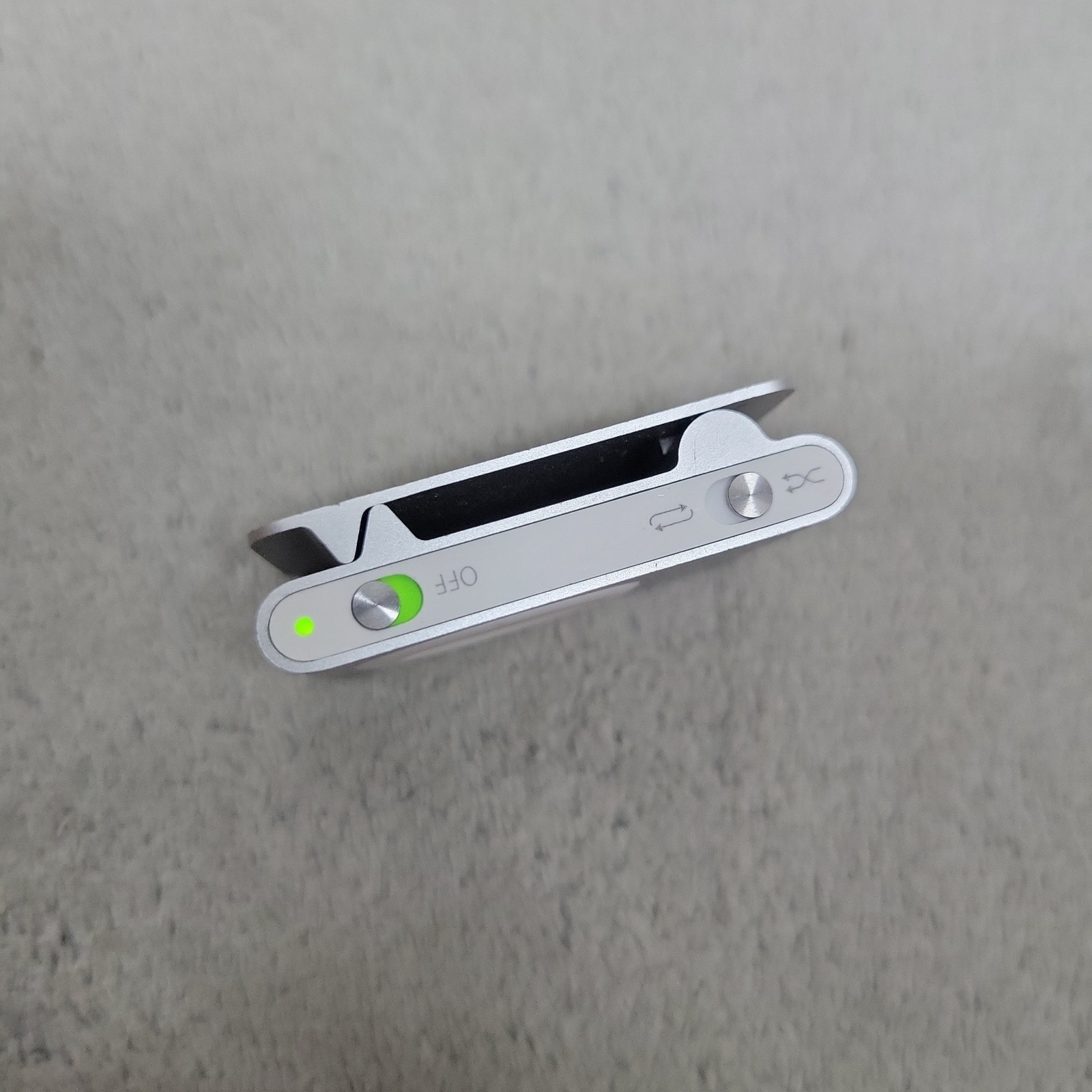 Apple iPod Shuffle 2nd Gen 1GB Silver MP3 Player A1204 Works Great 3+ Hour