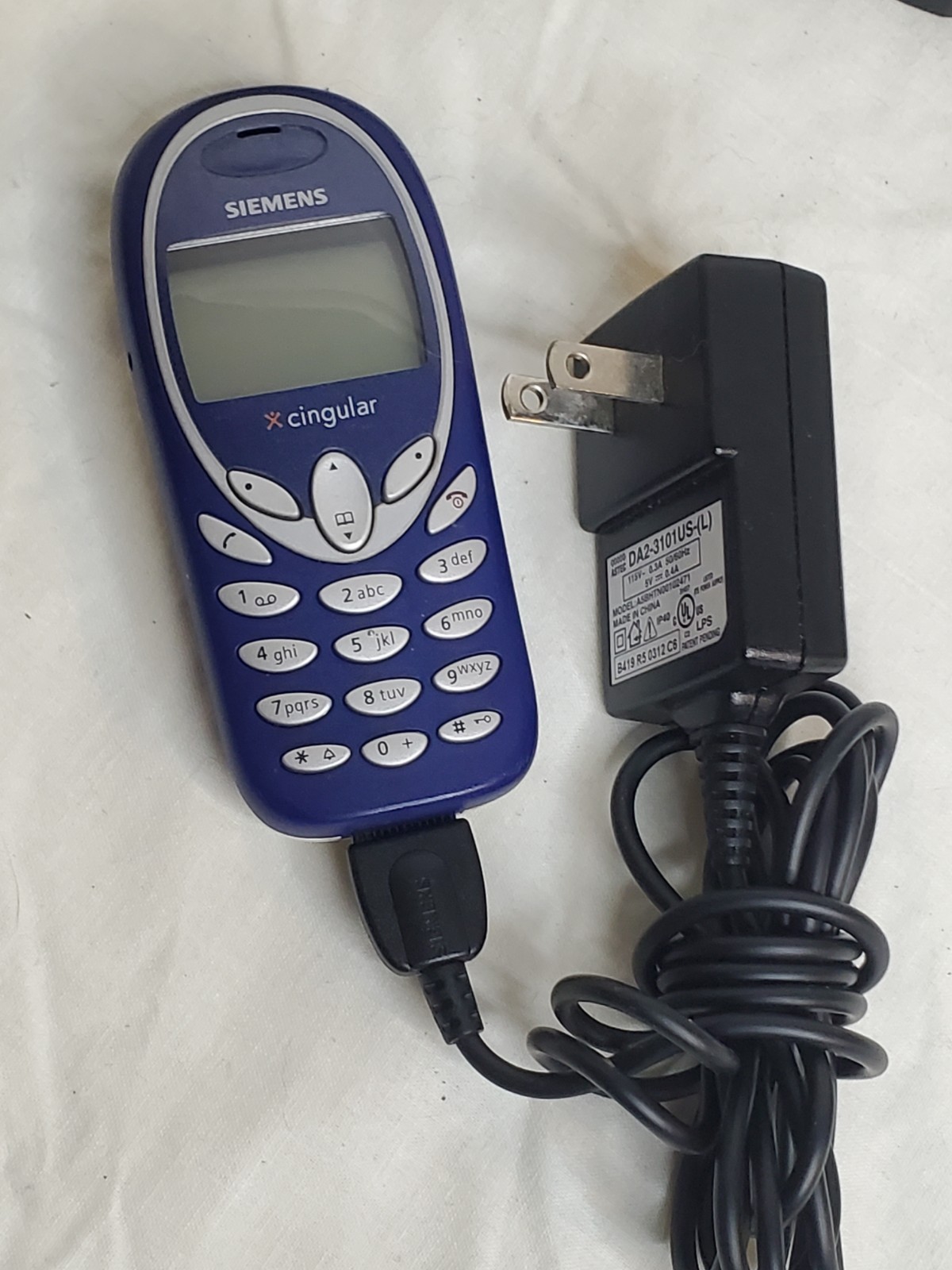 Junk Drawer Lot-Vtg. Electronics/Cell Phones/Cords/Sirius/Motorola/Samsung/AS IS