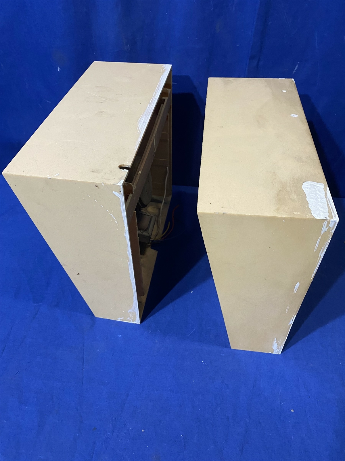 Lot of 2 4J Four Jay 8″ Speakers in Cabinets PA System 8-316-8W and 8-480O-8