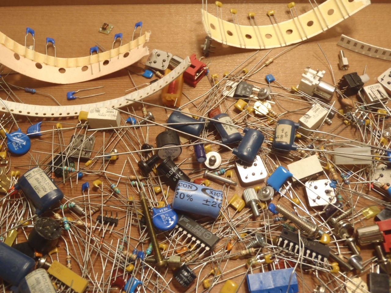 ONE POUND MISC. ELECTRONICS AND HARDWARE AS PICTURED