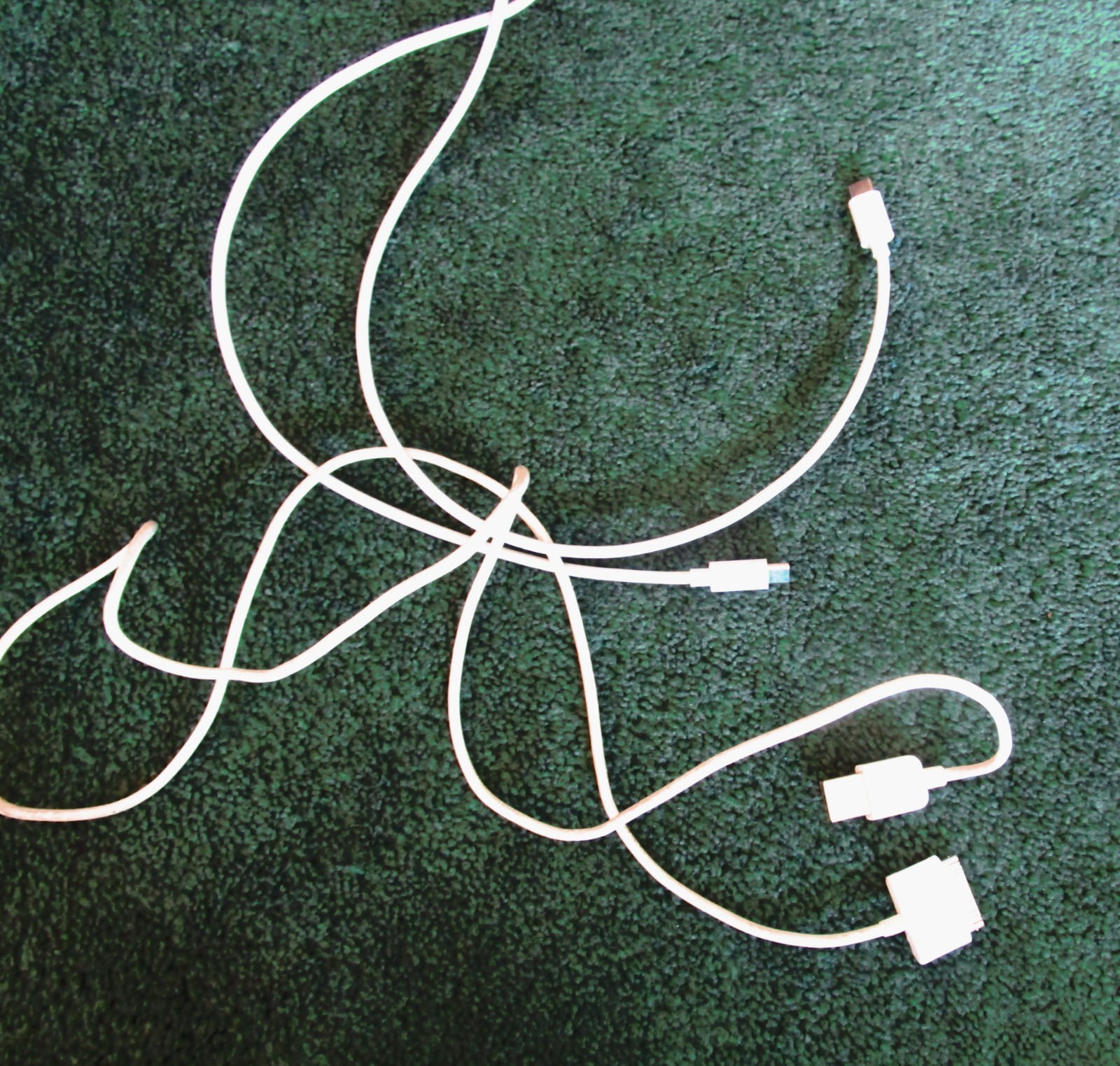 LOT OF 7 VARIOUS UBC CORDS-MOSTLY APPLE–BONUS NEW APPLE EAR PODS