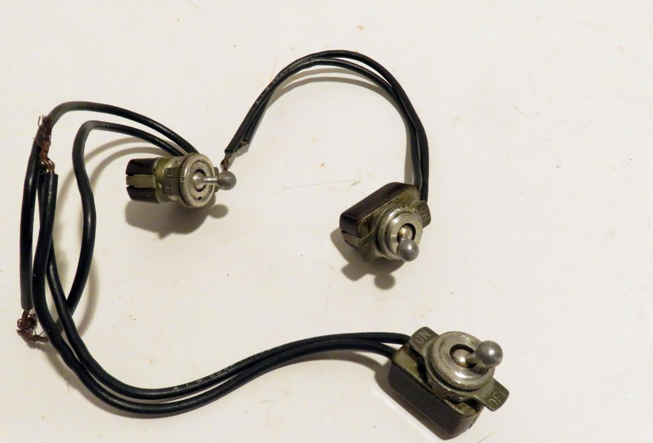 TOGGLE SWITCH- SINGLE THROW -3 SWITCHES – VG – W/WIRES – SR101