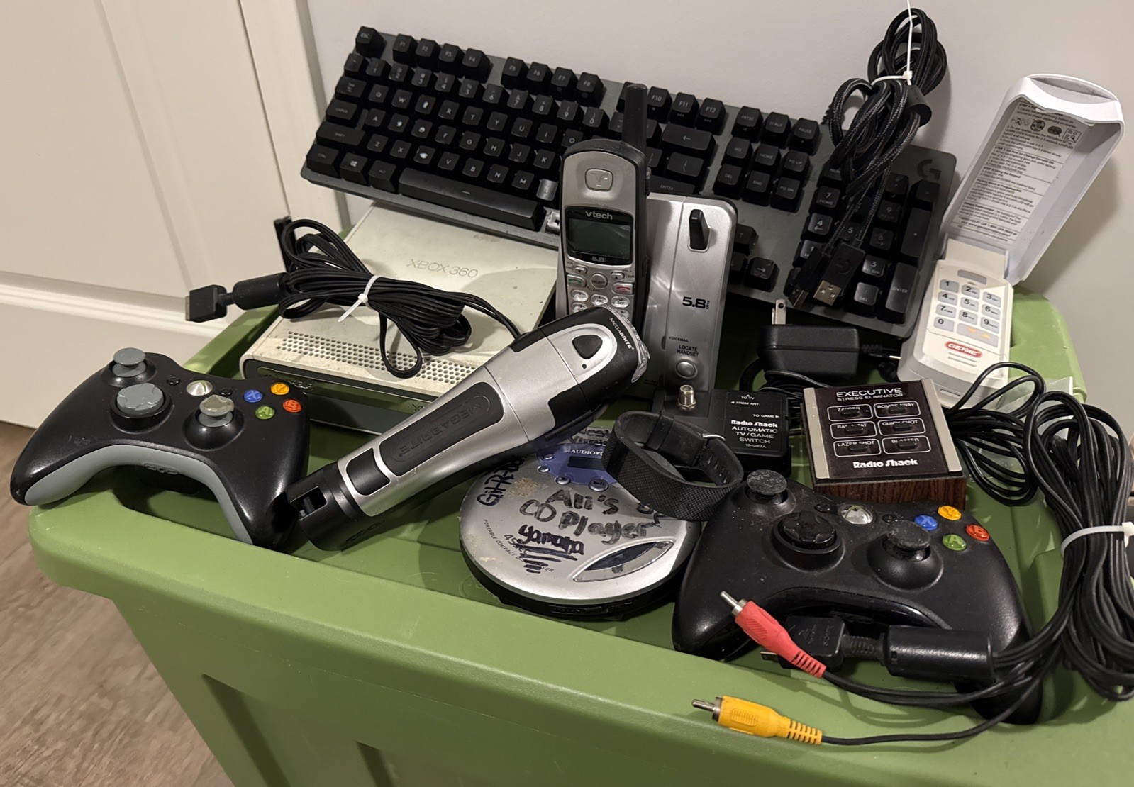Lot Broken Electronics: Xbox 360 Controllers, HDDVD, Logitech G413 Keyboard MORE