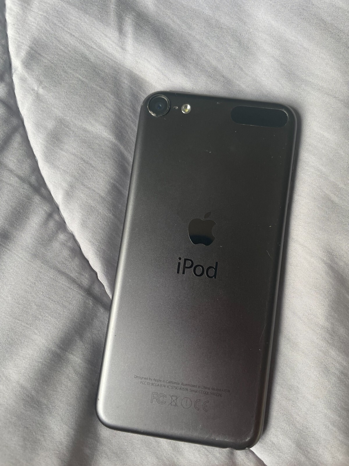 5 Used and Broken Iphones (2 Working, 3 Broken) 