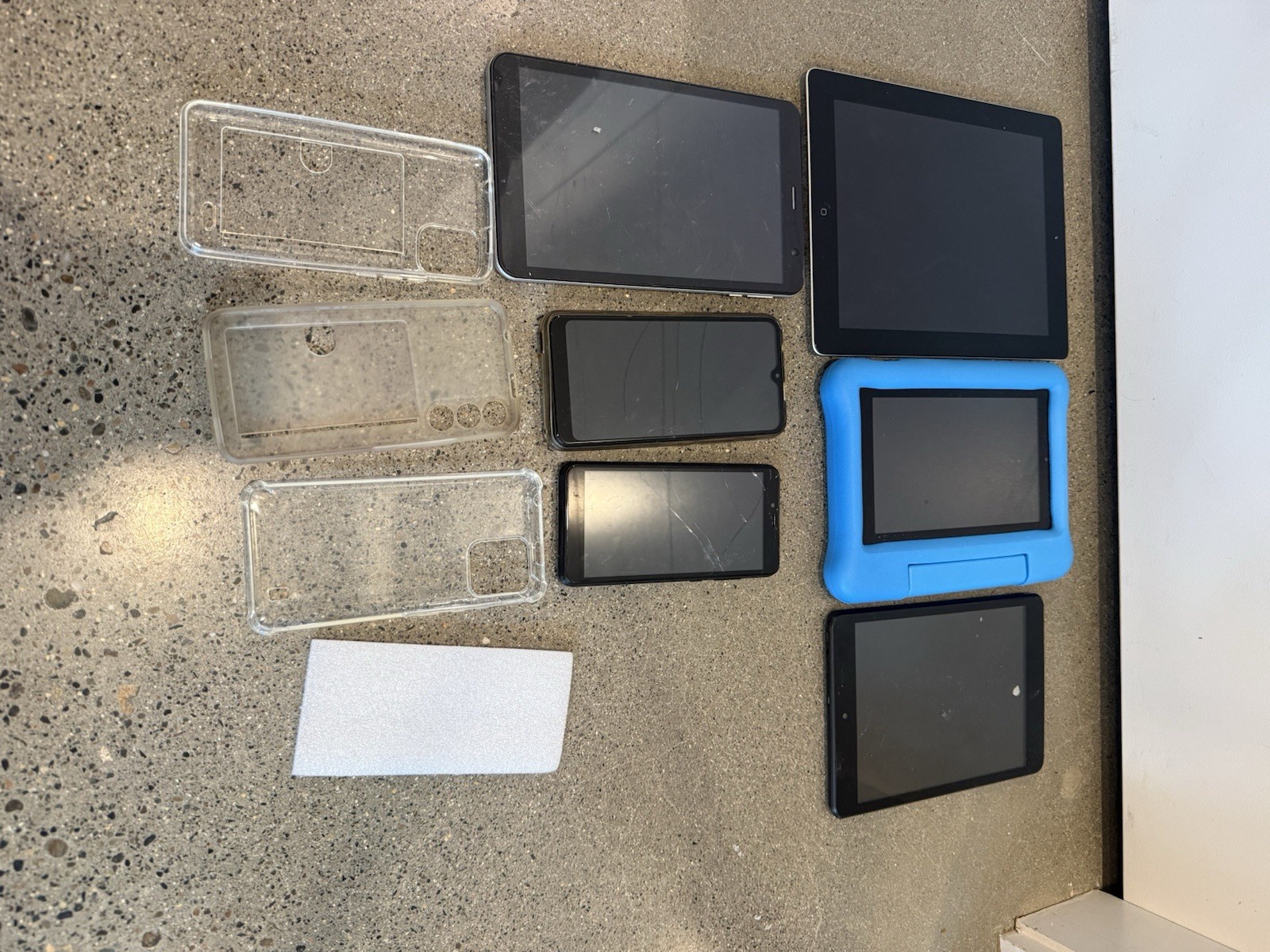 Apple iPad 16GB 9.7in A1395 (2011) Mixed Lot w/ RCA, Cloud Mobile, Cases